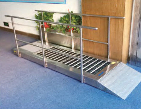 Dispositif de nettoyage de chaussures pour salle blanche de laboratoire hospitalier
