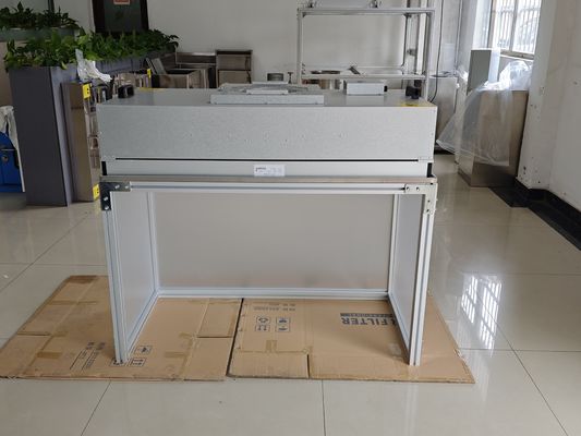 Un environnement de travail propre et un faible niveau de contamination par les particules dans l'air obtenu grâce au capot laminar de débit d'air