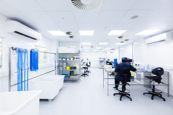 Processus de fabrication contrôlé Salle blanche ISO 8 avec plancher époxy et contrôle PLC